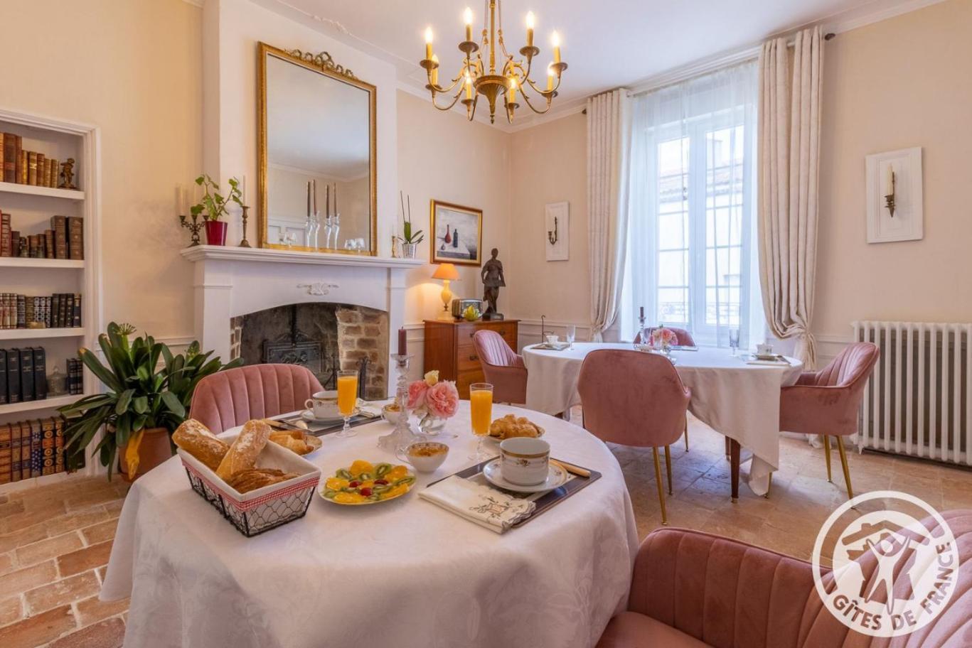Hotel Le Griffon 1855 à Saint-Laurent-Des-Autels Extérieur photo