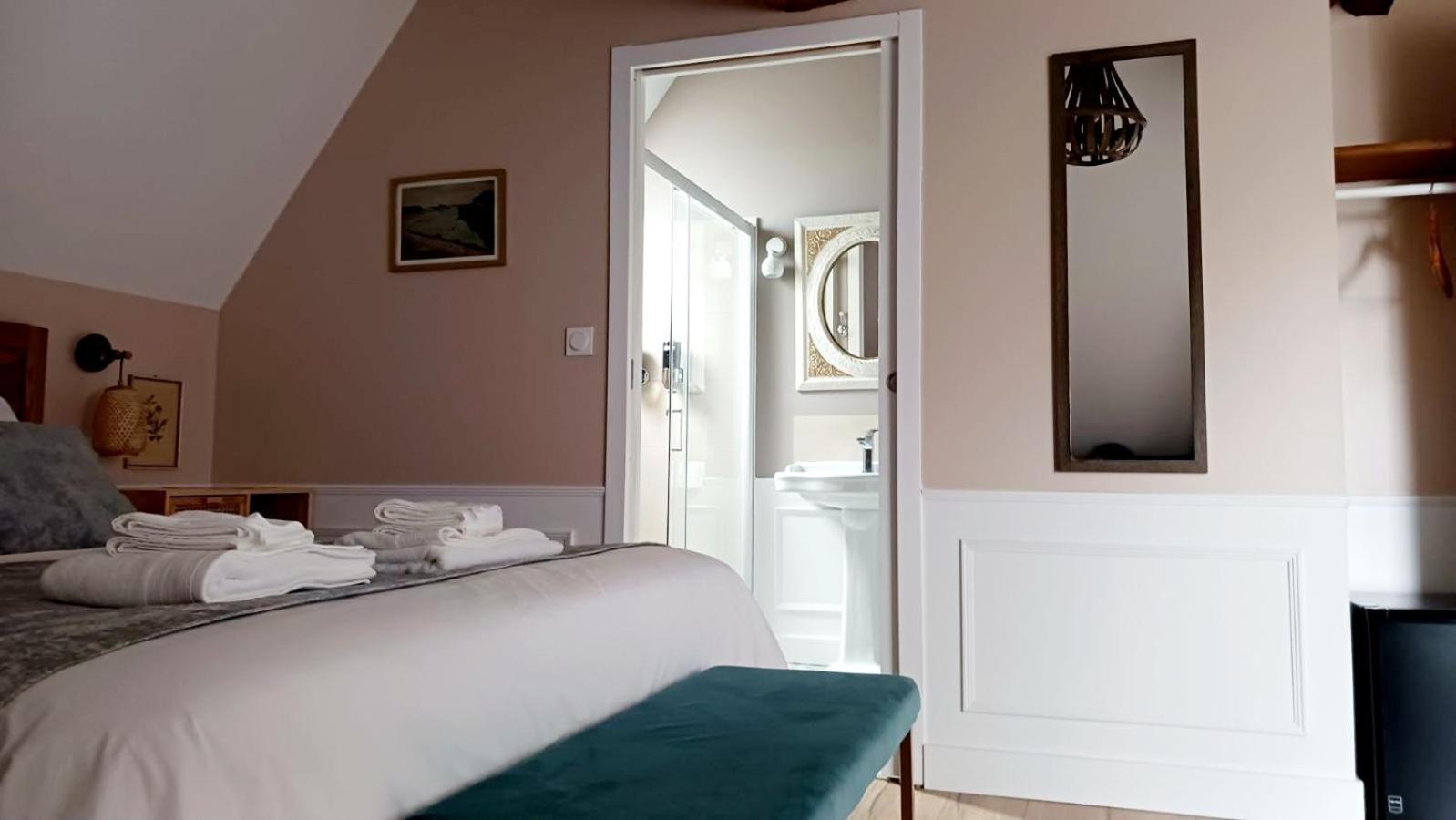 Hotel Le Griffon 1855 à Saint-Laurent-Des-Autels Extérieur photo