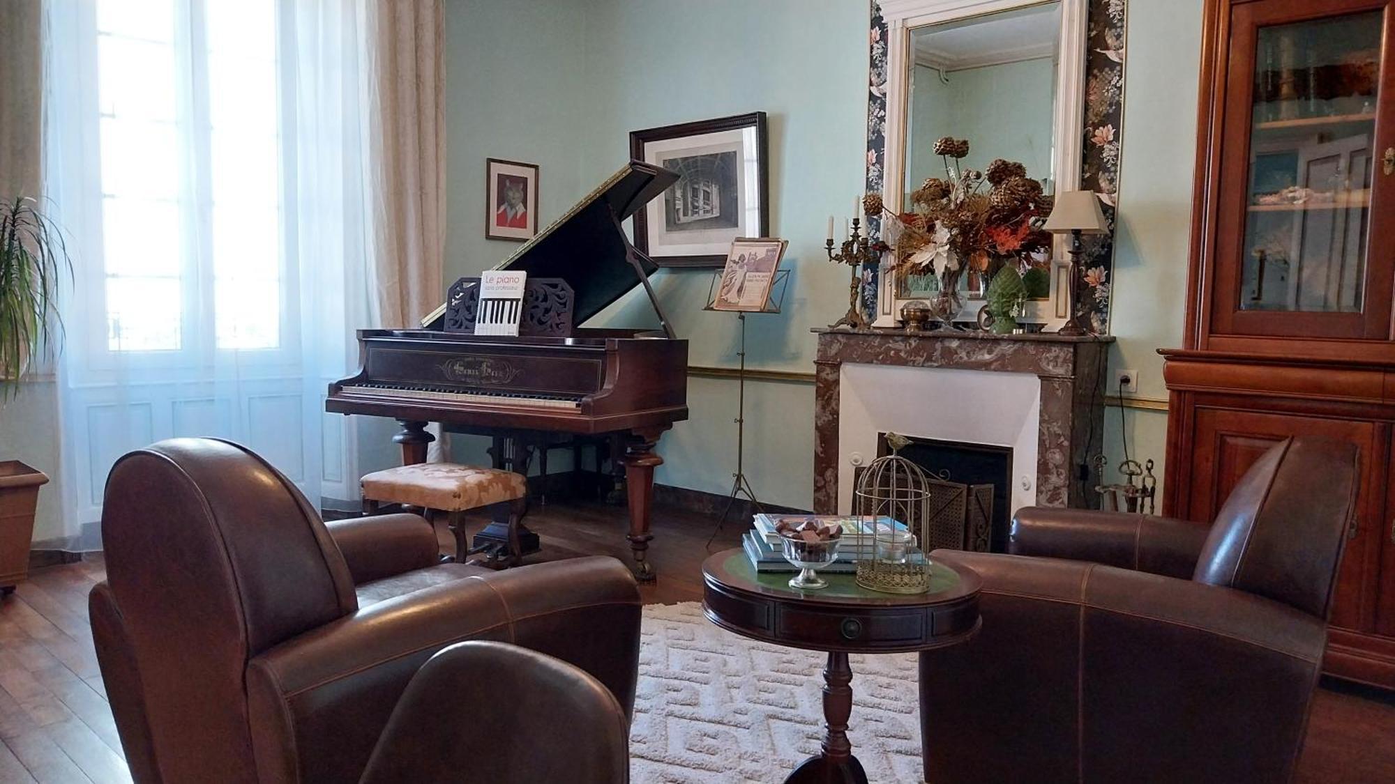 Hotel Le Griffon 1855 à Saint-Laurent-Des-Autels Extérieur photo