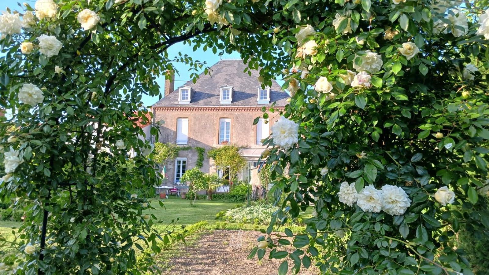 Hotel Le Griffon 1855 à Saint-Laurent-Des-Autels Extérieur photo